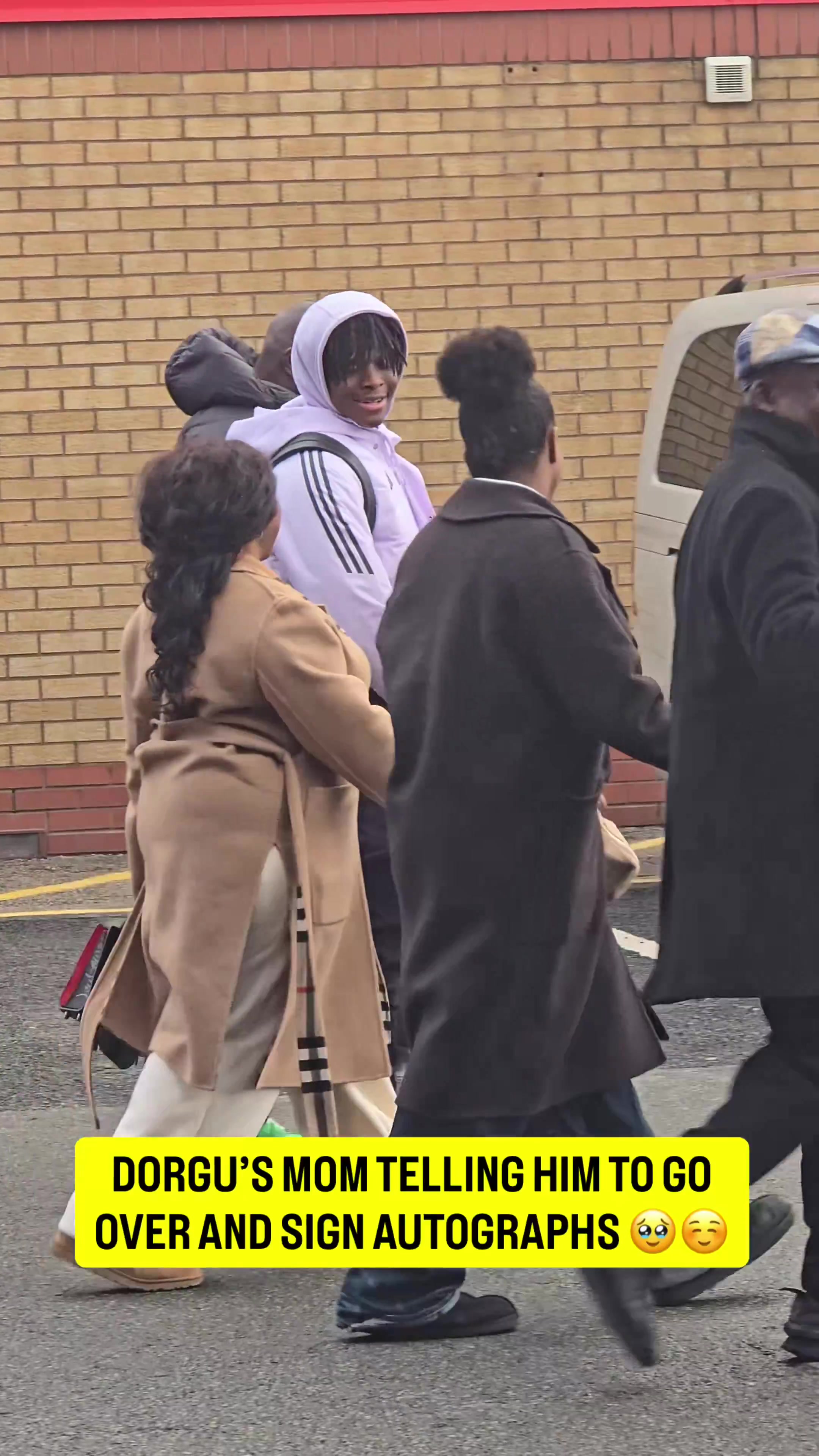 OD体育链接-听妈妈的话！在母亲的要求下，多尔古为球迷签名